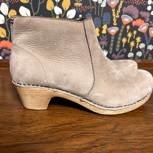 Ladies leather beige Dansko clog ankle boot size 37